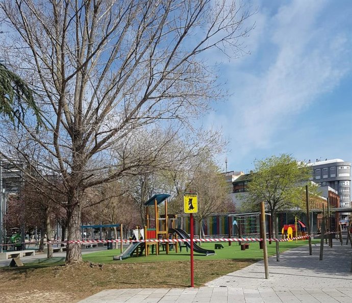 Imagen de la zona de juegos del parque del Salón de la capital palentina tras ser clausurada por orden del Ayuntamiento ante las recomendaciones de la Junta.