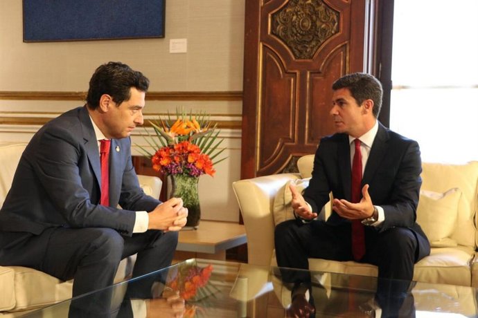 El presidente de la Junta, Juanma Moreno, y el portavoz parlamentario de Ciudadanos (Cs), Sergio Romero.