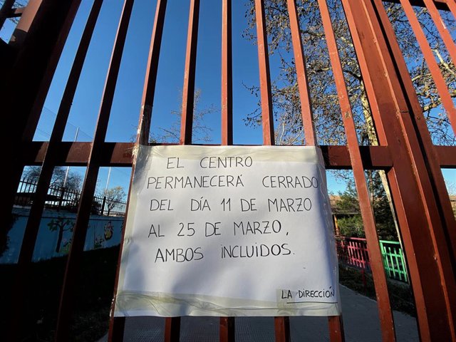 Cartel en la entrada de un colegio de Madrid cerrado por el coronavirus.