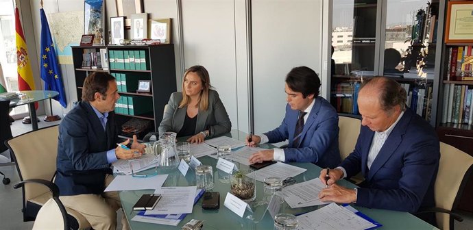 Imagen del encuentro de la consejera de Fomento, Marifrán Carazo, con la Federación Andaluza Empresarial de Transporte en Autobús (Fandabús).