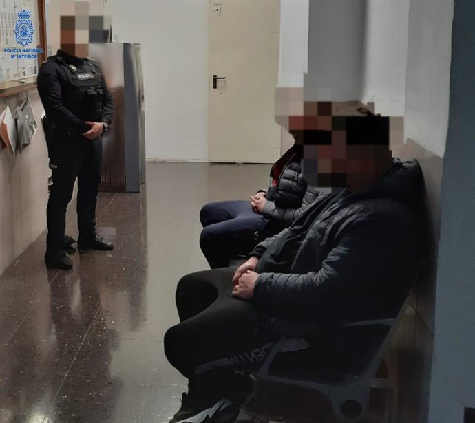 Tres personas han sido detenidas por un delito de robo con violencia e intimidación.