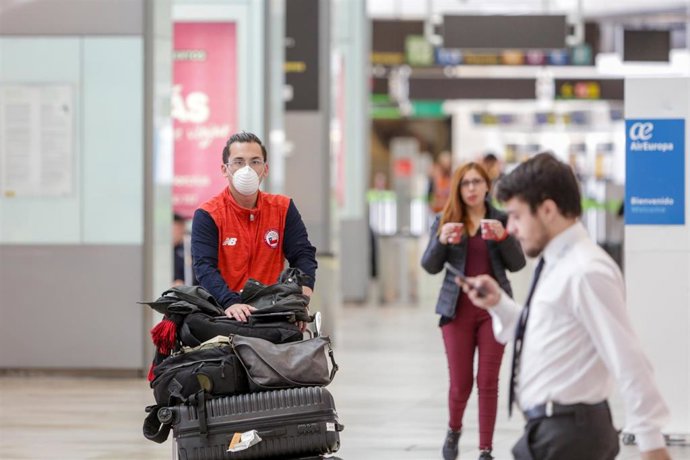 Pasajeros y trabajadores en el aeropuerto Adolfo Suarez-Madrid Barajas 