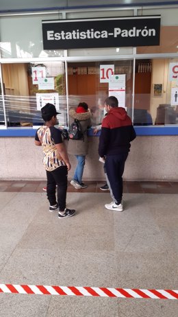 Mostrador de atención al público en la 'lonja' del Ayuntamiento de Vigo, con medidas de prevención debido al coronavirus.