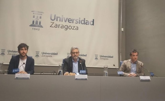El rector en funciones, José Antonio Mayoral, el gerente de la universidad en funciones, Alberto Gil, y el director general de Universidades del Gobierno de Aragón, Ramón Guirado, este viernes en rueda de prensa en el Edificio Paraninfo.