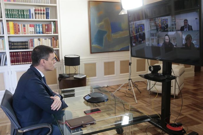 El presidente del Gobierno, Pedro Sánchez, en el Palacio de la Moncloa presidiendo por videoconferencia la reunión interministerial para el seguimiento de medidas por el coronavirus.