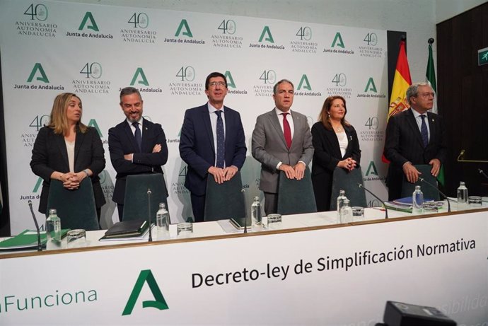 Imagen de los seis consejeros que comparecieron el lunes 9 para la presentación del decreto-ley de Mejora y Simplificación de la Regulación para el Fomento de la Actividad Productiva en Andalucía. 