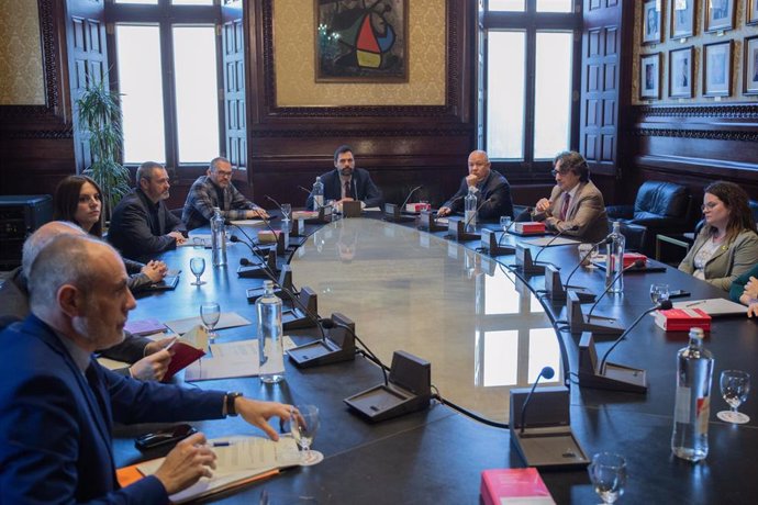 El president del Parlament catal, Roger Torrent (centre), durant la reunió de l'Mesa  del Parlament a Barcelona per tractar la crisi del coronavirus i valorar si s'ajornar el ple de la setmana que ve en el qual est previst celebrar el debat