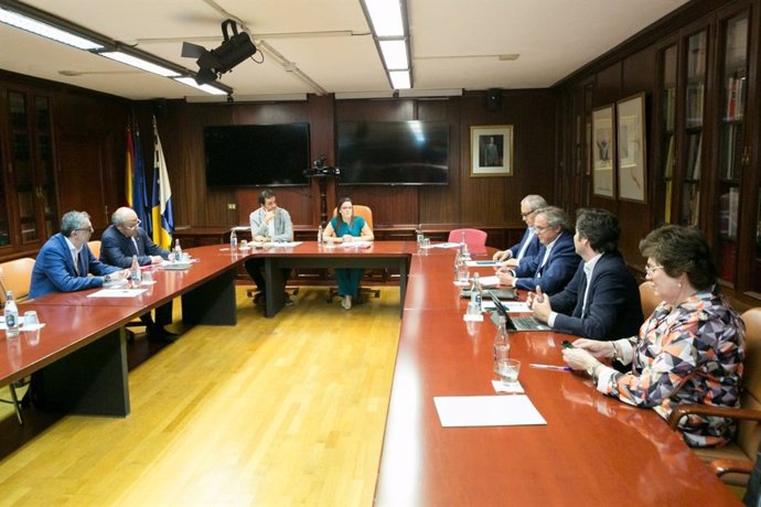 La consejera de Turismo, Industria y Comercio del Gobierno de Canarias, Yaiza Castilla, y los representantes de las patronales de la distribución alimentaria, Asuican y Asodiscan
