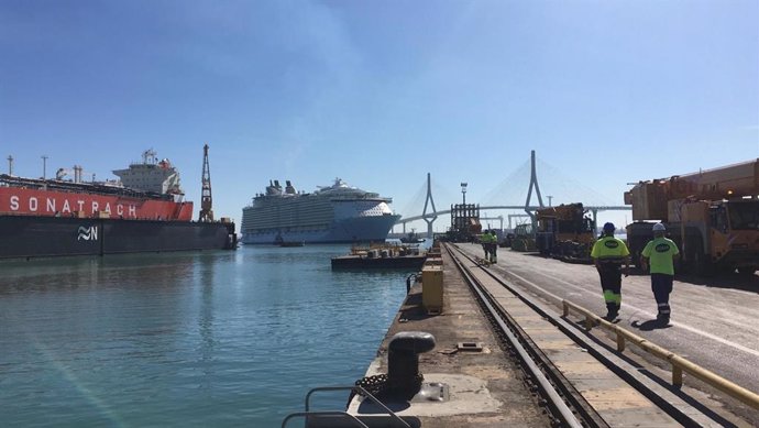 Un crucero entrando en un dique de Navantia en Cádiz