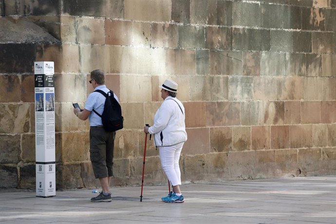Baja afluencia de turistas en el entorno de la Catedral de Málaga, uno de los monumentos más destacados del centro histórico de la capital a consecuencia del impacto en el sector turistíco del coronavirus, Covid-19.12 de marzo de 2020.