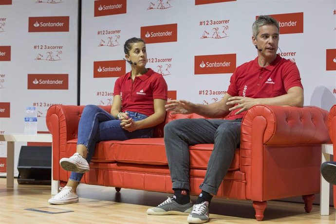 Carolina Marín y su entrenador, Fernando Rivas, en un Santander Talks en la sede del banco en Madrid