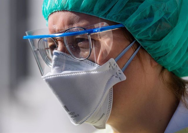 Un trabajador sanitario en el Hospital Universitario de Dresde