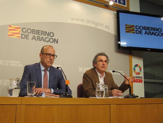 El consejero de Educación, Cultura y Deporte de Aragón, Felipe Faci, y el director general de Salud Pública, Francisco Javier Falo.