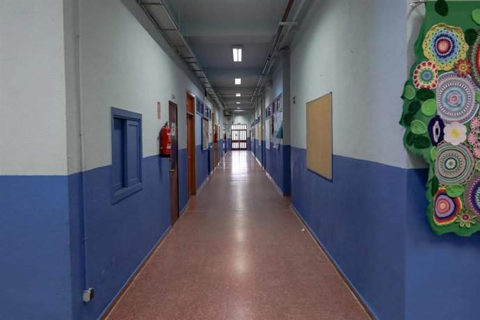 Pasillo totalmente vacío de uno de los colegios de la Comunidad de Madrid cerrados por el coronavirus.
