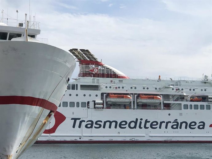 Buque de Transmediterranea en el Puerto de Motril