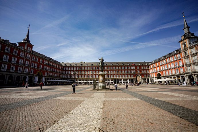 Pocos turistas en la Plaza Mayor de Madrid mientras los bares comienzan a cerrar un día antes de que se cierre toda la hostelería para frenar contagios por coronavirus, en Madrid (España) a 13 de marzo de 2020.