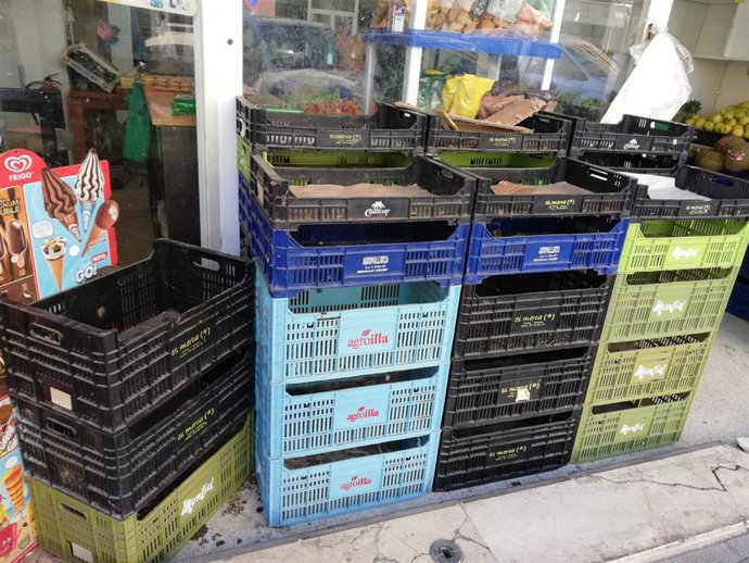 Un puesto de fruta y verdura vacío en Palma.
