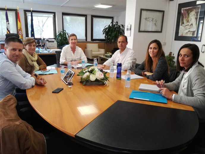 La consellera de Salud, Patricia Gómez,  y el decano del Colegio Oficial de Psicología de las Islas (Copib), Javier Torres