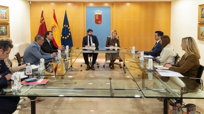 Imagen de la reunión de López Miras con los responsables de Asumur