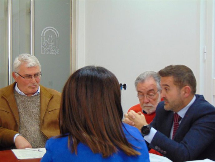Imagen de archivo del presidente de Cermi Andalucía, Antonio Hermoso, con el director general de Personas con Discapacidad e Inclusión de  la Junta, Marcial Gómez.