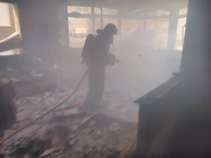 Bomberos extinguen un incendio declarado en el cuarto piso de un edificio en Cieza