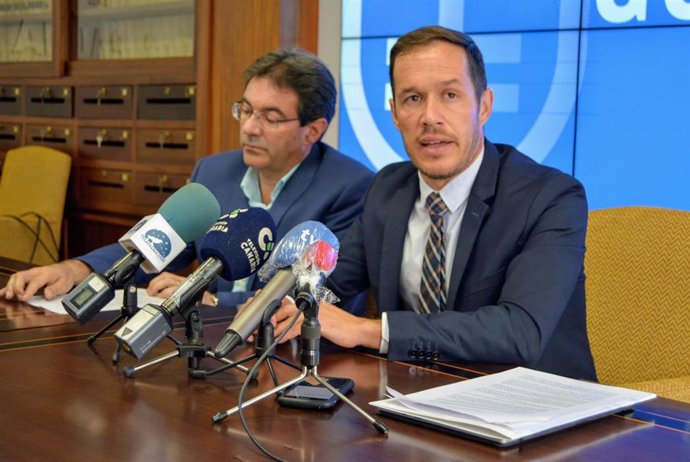 El presidente del Cabildo de La Palma, Mariano Hernández (a la derecha), en rueda de prensa