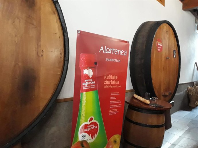 Kupelas de sidra en una sidrería de Astigarraga (Gipuzkoa)