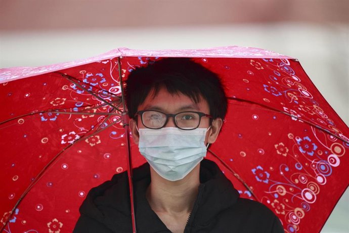 Un transeúnte con mascarilla por el coronavirus. 
