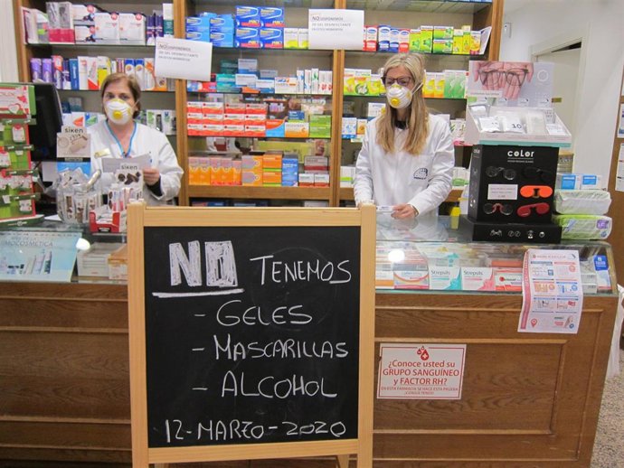 Los Colegios de Farmacéuticos de Aragón aconsejan mantener la distancia de seguridad interpersonal de un metro en estos establecimientos.