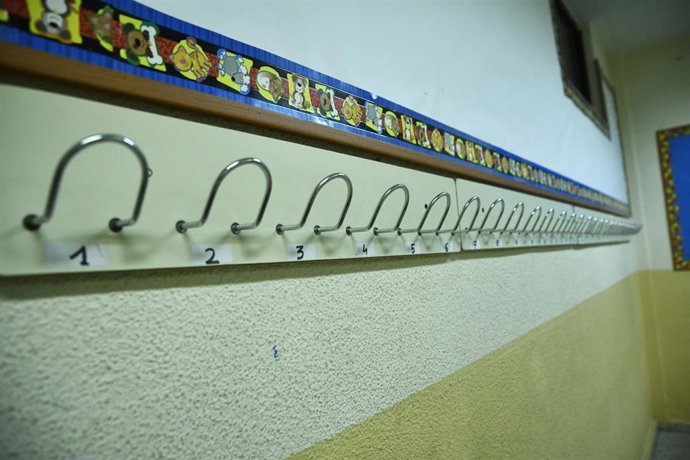 Percha de un aula del Colegio de Educación Infantil y Primaria