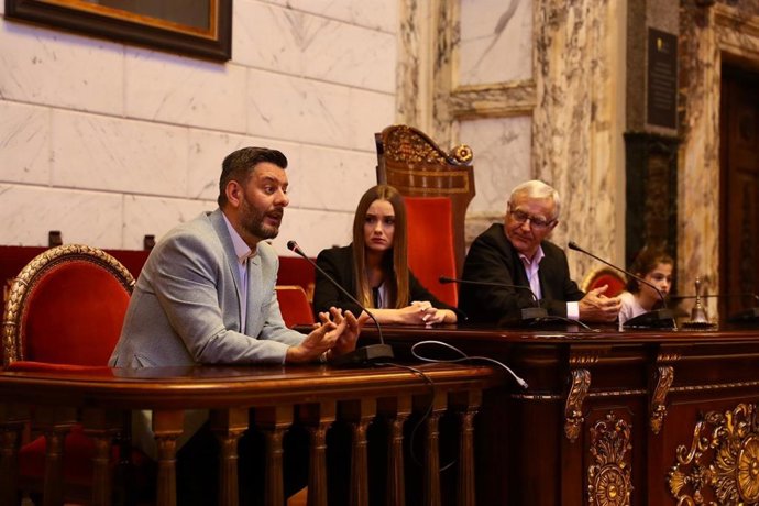 Las falleras mayores de Valncia 20202 con el concxejal de Cultura Festiva y el alcalde de Valncia