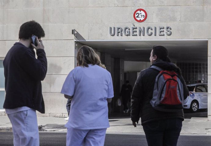 Personal sanitario en la puerta de Urgencias de Hospital Clínico de Valncia donde se encuentra ingresado un paciente con coronavirus, convirtiéndose así en el segundo infectado en la Comunidad Valenciana, en Valencia (España) (Archivo).