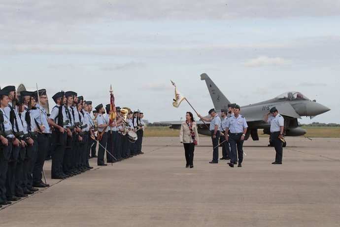 La ministra de Defensa, Margarita Robles, en la base de Morón