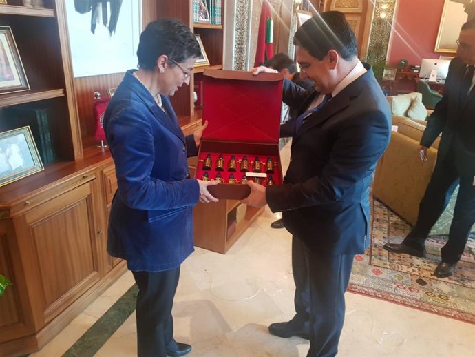 La ministra de Asuntos Exteriores, Unión Europea y Cooperación, Arancha González Laya y el ministro de Exteriores marroquí, Nasser Bourita, durante su reunión en la visita de la ministra a Marruecos, en Rabat (Marruecos), a 24 de enero de 2020.