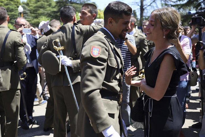 Varios oficiales saludan a sus familiares tras la visita del Rey Felipe VI al acto de entrega de los despachos a los nuevos oficiales del Ejército de Tierra en la Academia General Militar de Zaragoza