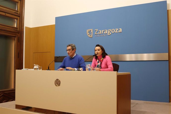 Los concejales de Vox Julio Calvo y Carmen Rouco este jueves en la rueda de prensa en el Ayuntamiento de Zaragoza.