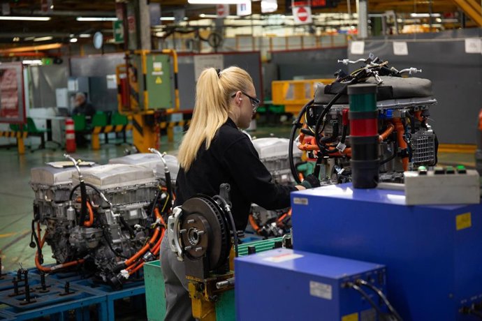 Imagen de una trabajadora en una planta de automóviles