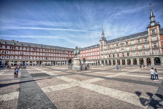 Plaza Mayor de Madrid casi vacía, sin apenas visitantes, el mismo día que el Gobierno ha decretado el estado de alarma en España a consecuencia del coronavirus, en Madrid (España), a 13 de marzo de 2020.