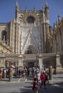 Largas colas de turistas y sevillanos esperan para visitar la Catedral