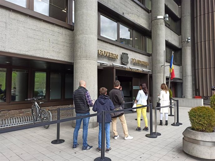 Ciudadanos hacen cola para entrar en el edificio administrativo del Gobierno, donde se ha limitado el aforo a un tercio de la capacidad