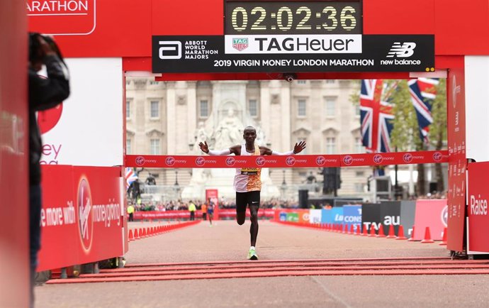 Eliud Kipchoge cruza la línea de meta del Maratón de Londres