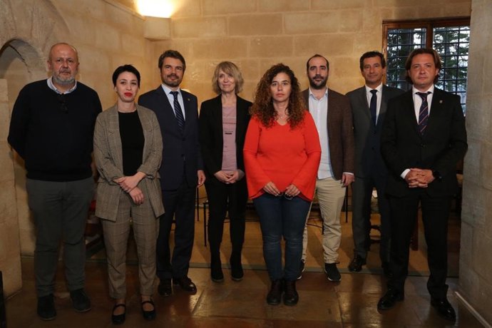La consellera de Presidencia, Cultura e Igualdad, Pilar Costa, junto a los portavoces parlamentarios de PSIB, PP, Podemos, Cs, MÉS per Mallorca y El PI.