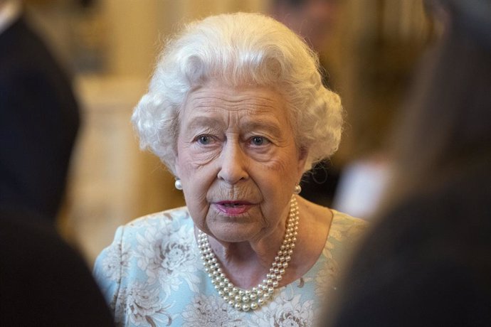 Coronavirus.- La reina Isabel II suspende sus visitas a Cheshire y Camden como m