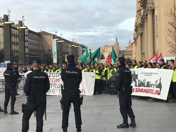 Concentración de trabjadores de FCC parques y jardines delante del Ayuntamiento