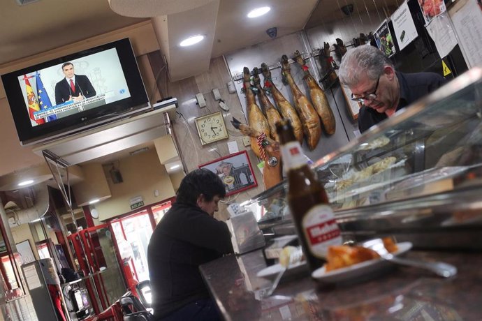 Un bar típico español un día antes del cierre de toda la hostelería en Madrid como medida para frenar el contagio por coronavirus y durante la comparecencia del presidente del Gobierno, Pedro Sánchez, en la que ha declarado el estado de alarma por el Co