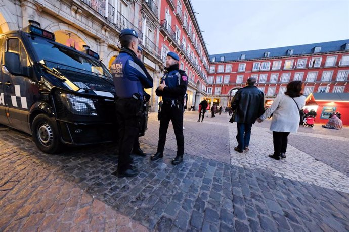 Dos agentes de la Policía Nacional, patrullan por la Plaza Mayor de Madrid, a 16 de diciembre de 2019.