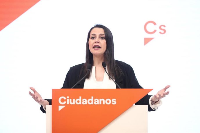 La portavoz de Ciudadanos en el Congreso y presidenta electa del partido, Inés Arrimadas, interviene en la rueda de prensa convocada ante los medios posterior a la reunión convocada con los vicepresidentes y consejeros de Sanidad y Economía de Ciudadano