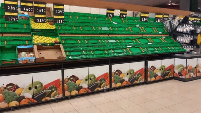 Estanterías vacias de un supermercado en Mérida