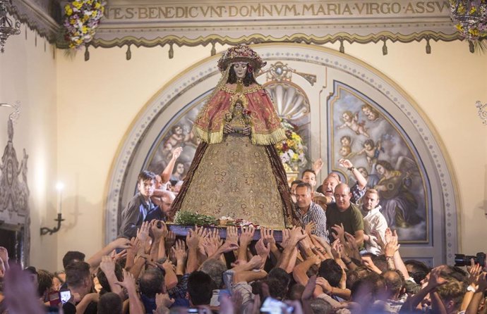Venida de La Virgen del Rocío 2019. La Virgen del Rocío recorre las calles de Almonte.