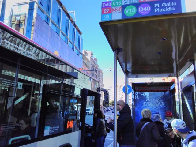 Un autobús de la nueva línea D40 en Gal·la Placídia. Bus, tmb, parada